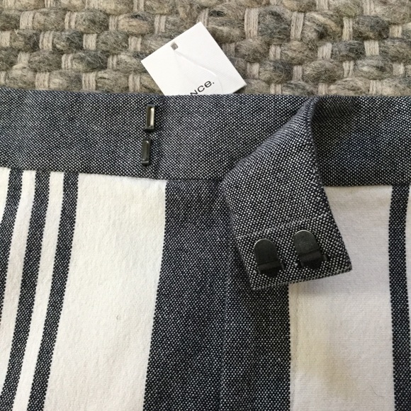 Vince. Striped Short | Grey & White Striped | Size 10 - Picture 6 of 9